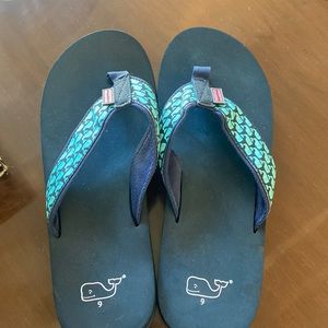 Vineyard Vines men’s flip flops - size 9